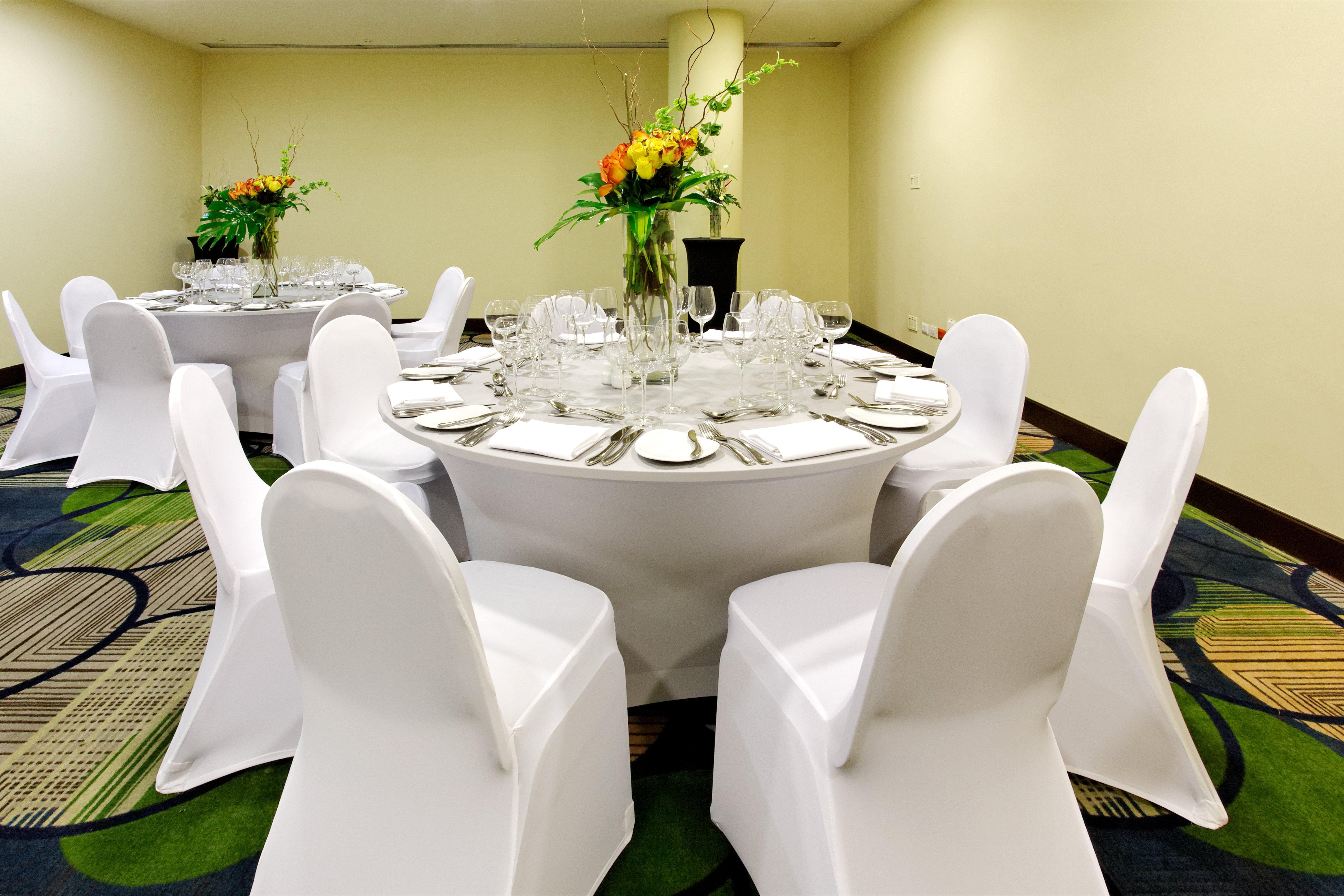 Holiday Inn Santo Domingo By Ihg Luaran gambar A table set for a formal dinner