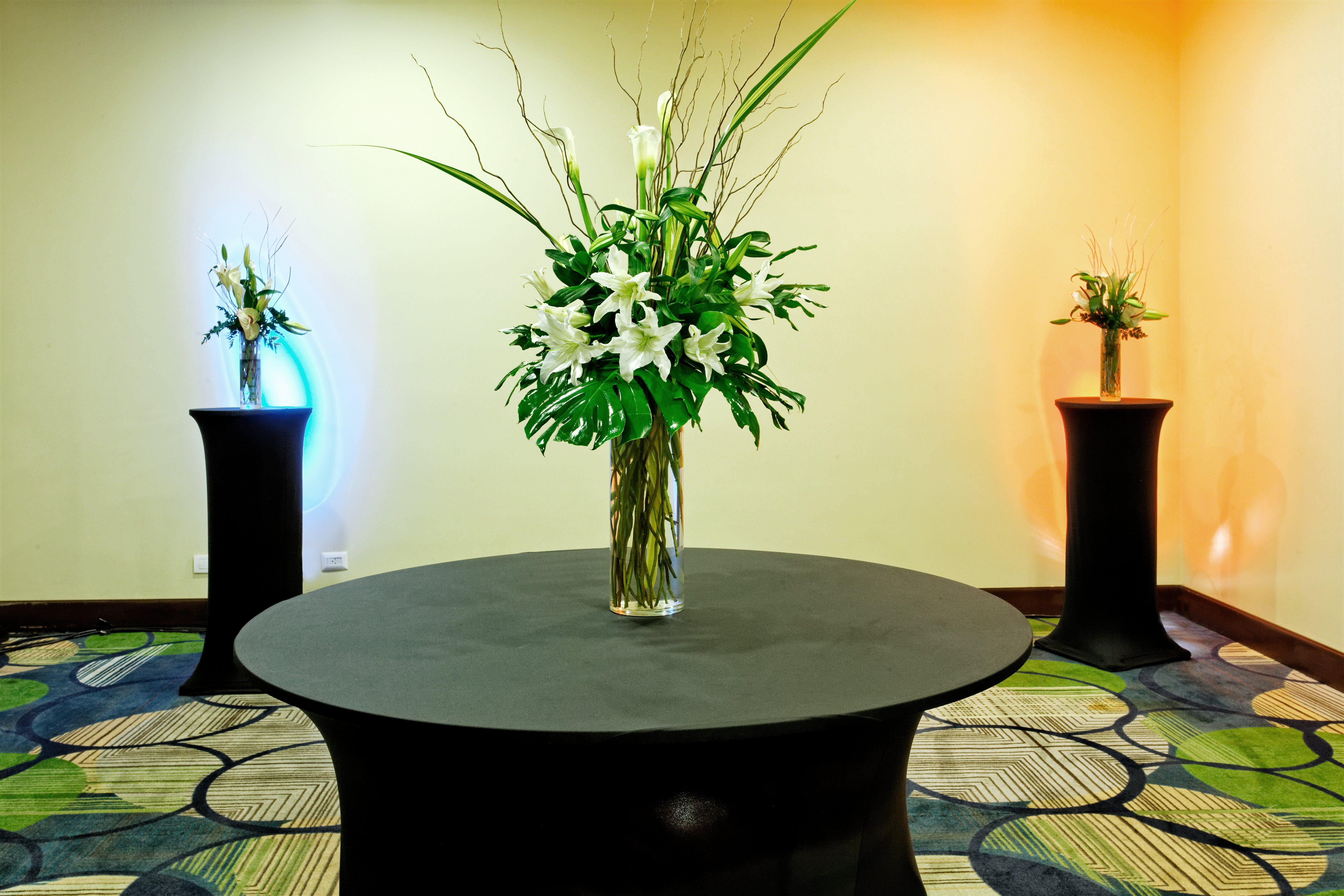 Holiday Inn Santo Domingo By Ihg Luaran gambar A cocktail table with a flower arrangement