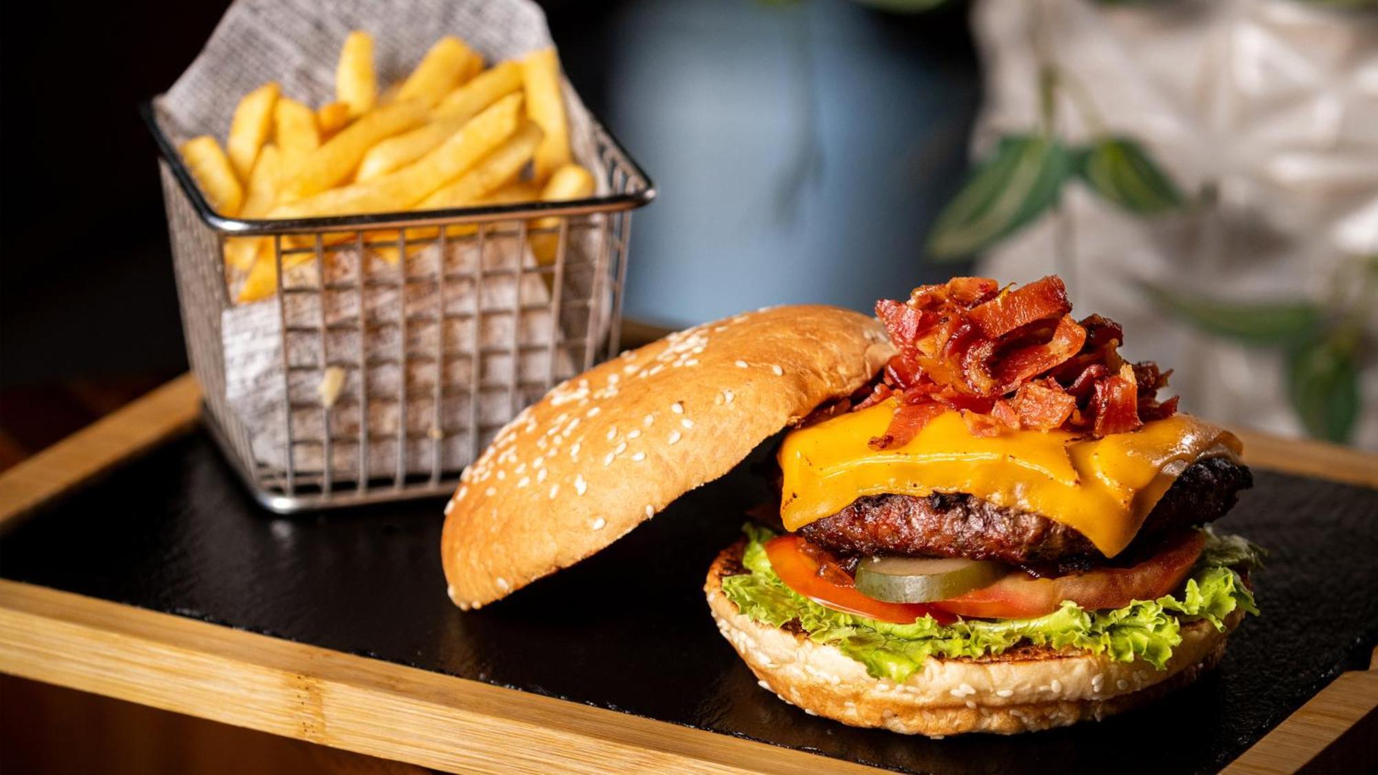 Holiday Inn Santo Domingo By Ihg Luaran gambar A cheeseburger with bacon